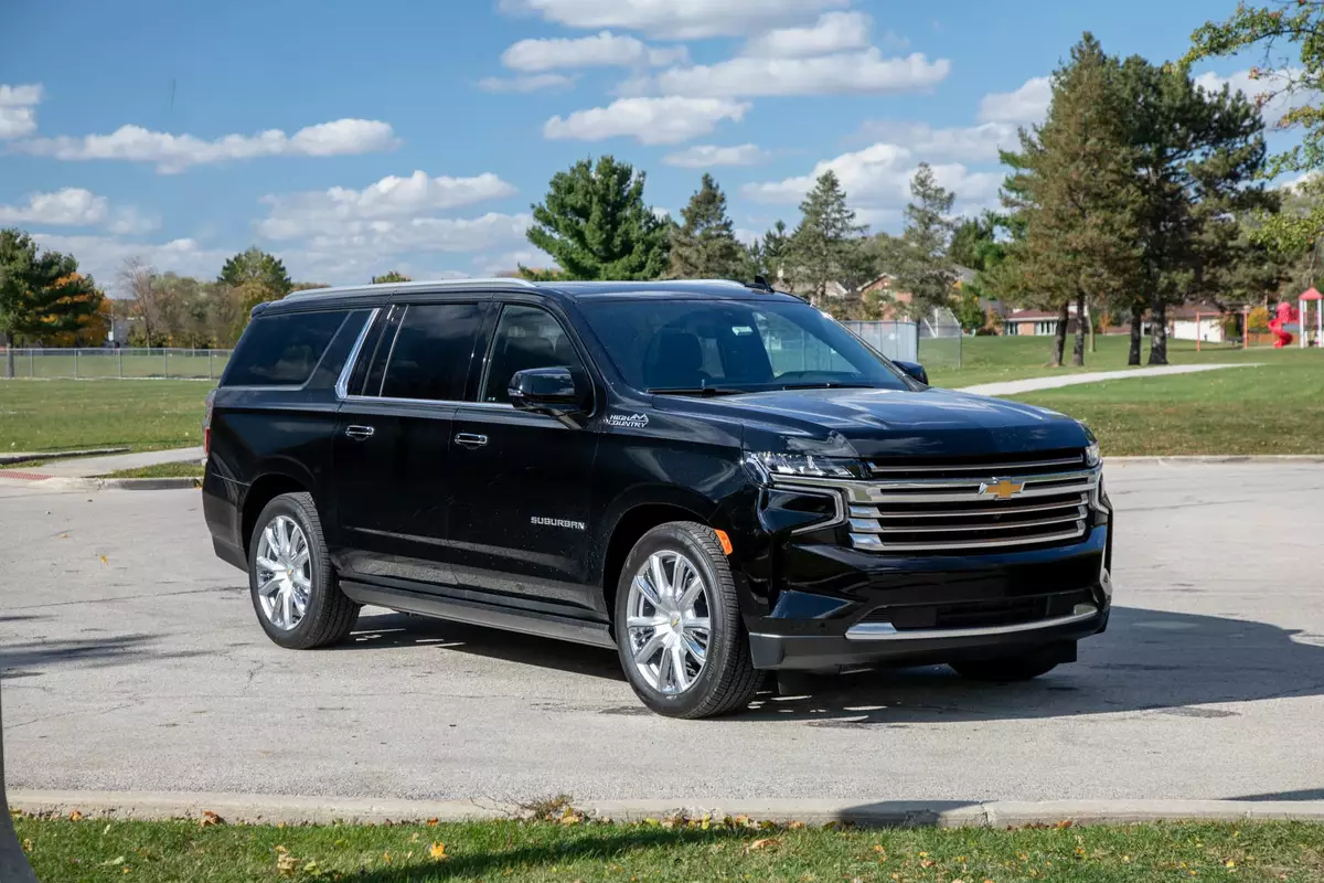 chevrolet-suburban-high-country-2021-01-angle--black--exterior--frontangle--black--exterior--front